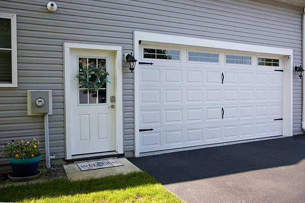 24/7 Emergency Garage Door Panel Replacement experts in Glassmanor, MD